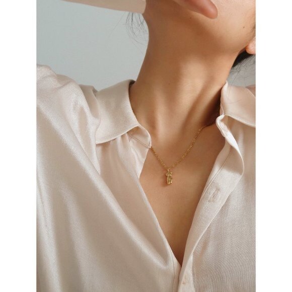 NEW 18K Gold Plated Feminine Figure Necklace - Picture 8 of 9